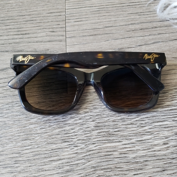 MAUI JIM - Sunglasses & case - Picture 12 of 16
